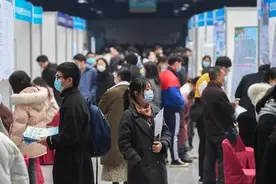 准备了4杯水来5位领导，如何分配？图片