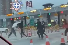 白衣男子高速收费站10秒KO两人被证实是练搏击的 警方还原厮打真相图片