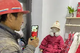 农民工想为孙女买衣服却全程不碰，店主教他视频通话，众多网友想为他买单图片