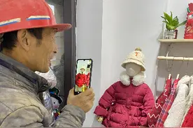 农民工想为孙女买衣服却全程不碰，店主教他视频通话，众多网友想为他买单图片