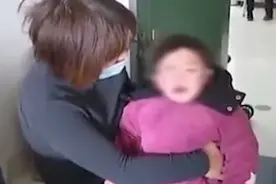 2岁女童面瘫右眼歪斜，医生诊断为吹风受寒导致视频封面