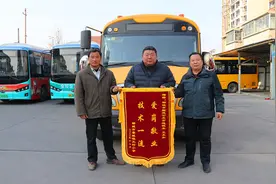 济宁邹城：国运公交校车分公司获锦旗致谢图片