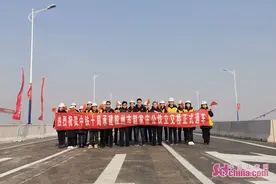 青岛海尔大道赵家庄公铁立交桥12月18日通车图片