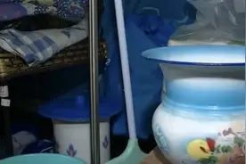尿从天降？！老人多次往窗外倒水 楼下邻居被浇一脸大呼“好臭”视频封面