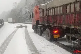 注意！雅西高速部分路段突降大雪，再次交通管制图片