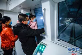 我国西部首条全自动运行地铁线路开通图片