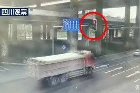 又见运渣车闯红灯 成都交警“零容忍”查处图片