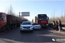 大同一汽车与大货车抢道？两面夹击还要负全责图片