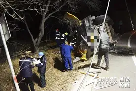 交口：寒冬深山发生交通事故 交警、消防、医疗紧急营救图片