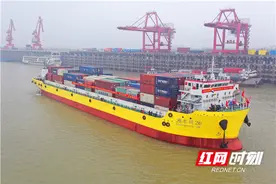 国内首艘特定航线江海直达双燃料集装箱船“湘水运26”轮首航图片