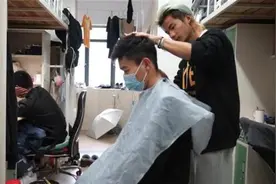 武汉学院有位Tony小哥，免费为同学理发上百次图片