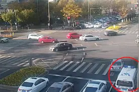 司机为救护车让行闯红灯 交警：不记分不罚款视频封面