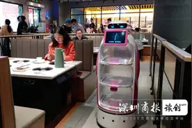 机器人服务员、云轨送餐、机器大厨烹饪酥脆鸡米花…… 记者在机器人餐厅体验智慧餐饮图片