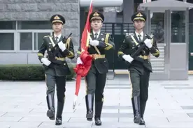 驻澳门部队组织升国旗仪式庆祝澳门回归祖国21周年图片
