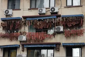 成都“最壕窗台”挂千斤香肠被羡慕 户主回应：大多是顾客预订的图片