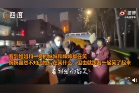 战士回家被妈妈当成顾客让扫付款码，家人揭开真相后，妈妈的反应看哭网友图片