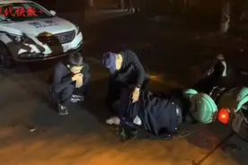 暖心！凛冽寒风中民警辅警脱衣为伤者御寒图片