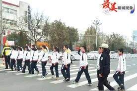 聊城这堂交通安全课搬到了斑马线上图片
