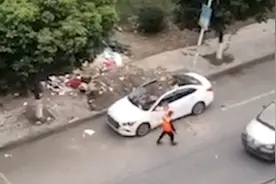 德阳回应“环卫工往违停轿车倒垃圾”：赔偿车主取得谅解视频封面