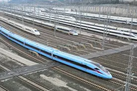 新型“复兴号”动车组在西南地区首次亮相图片