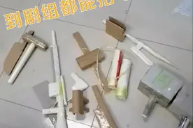老师没收学生自制“武器”摆满一地，刀枪剑戟样样齐全，网友：真·道具组图片