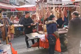 贵州街头商贩扎堆卖狗肉，当地市民：我不赞同吃狗肉，这些肉都没有检疫证明视频封面