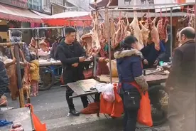 贵州街头商贩扎堆卖狗肉，当地市民：我不赞同吃狗肉，这些肉都没有检疫证明视频封面