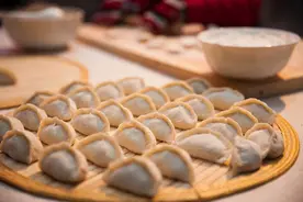 目测冬至饺子在锅里了吧？吃饺子有讲究吗？有两种千万别吃图片