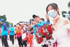 暴击！女子穿婚纱在马拉松终点准备求婚，结果男友中途退赛回家了图片