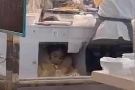 小朋友在高校食堂柜台下写作业，学生：上边是生活下边是梦想视频封面