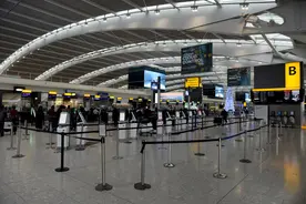 新冠病毒新变种引担忧近30国封锁英国航班，希思罗机场大厅空荡荡图片
