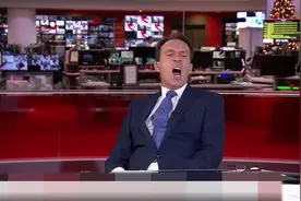 直播事故！英国BBC一名新闻主播被拍到打哈欠的尴尬画面视频封面