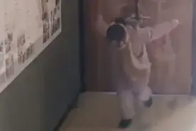温暖全网！女孩被老师表扬 走出办公室后开心地变身“起飞”视频封面