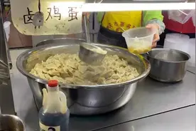 武汉一高校冬至日购买数千斤水饺，宴请全校两万名师生视频封面
