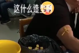 男子怕打针躲媳妇怀里大哭，从指缝偷看的样子笑翻网友：这大金链白带了图片