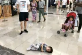 “90后父母”带娃方式上热搜了！孩子哭了你会咋办图片