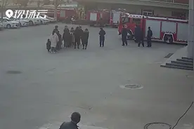 叔叔，等你！萌娃送饺子恰遇出警 耐心等待消防员归来视频封面