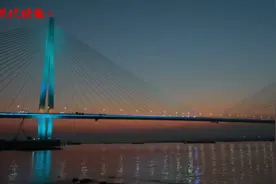 看，南京江心洲长江大桥弹奏光的乐章图片