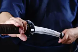 25岁成为“日本刀柄制作第一人”，日本小哥：我只是传承父亲的一身手艺罢了图片
