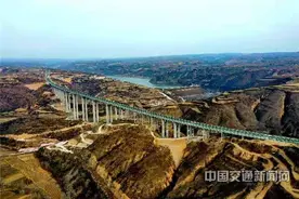 陕西黄龙至蒲城、安康至岚皋高速公路建成通车图片