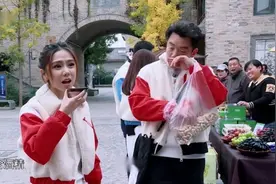 奔跑吧：沙溢和baby搭档，结果变身宠女狂魔，逛集市啥都买俩视频封面