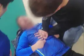 男子球馆倒地抽搐昏迷，两名95后老师紧急施救视频封面