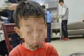 “警察同志，我捡到一个小男孩”图片