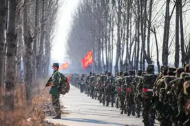 武警第一机动总队某支队组织新兵冬季野营拉练图片