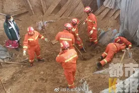 渭南一红薯窖塌方两人遭埋，他们徒手刨土一个多小时救人......图片