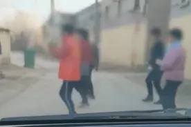 大妈占道跳舞不让车，车主称她们偷笑继续跳，最终无奈绕路图片
