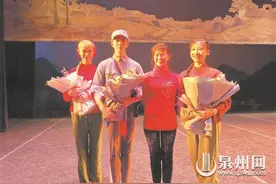 “白毛女”红舞鞋赠予艺术家 牵出半个世纪芭蕾舞梦图片