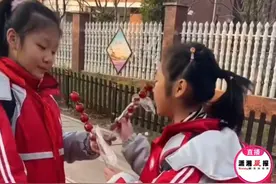 小女孩帮偏瘫小姐妹剥糖衣甜透百万网友：你想吃糖，我给你剥图片