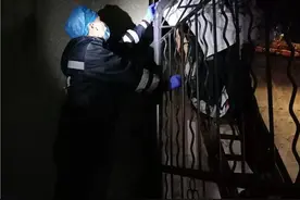 长沙一大学生凌晨翻围墙，手腕被刺穿，挂在门上两个多小时，还引来众多同学围观图片
