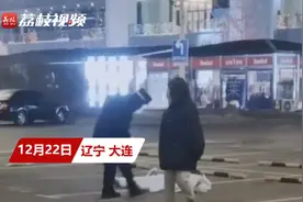 大连一位医护做完检测累瘫在地，网友：心疼，谢谢你们的付出图片